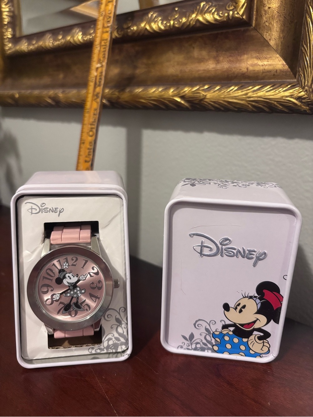 Disney Minnie Mouse Pink Watch in tin. Needs battery.